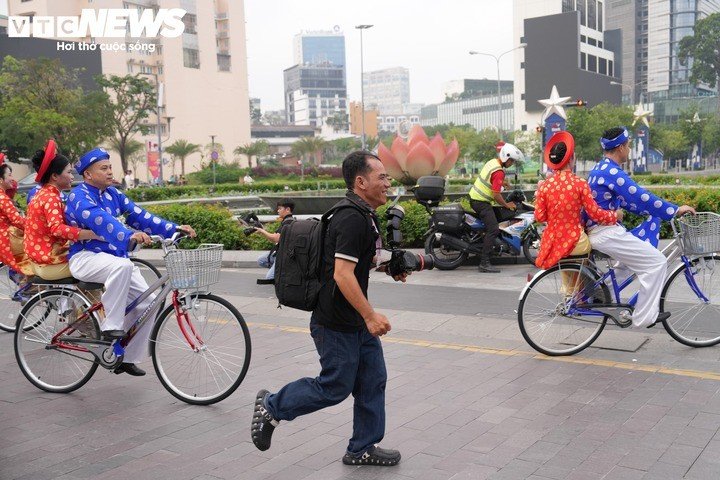 Phía sau mỗi bộ ảnh cưới là sự chung tay của những người làm nghề nhiếp ảnh, trang điểm và các tình nguyện viên.