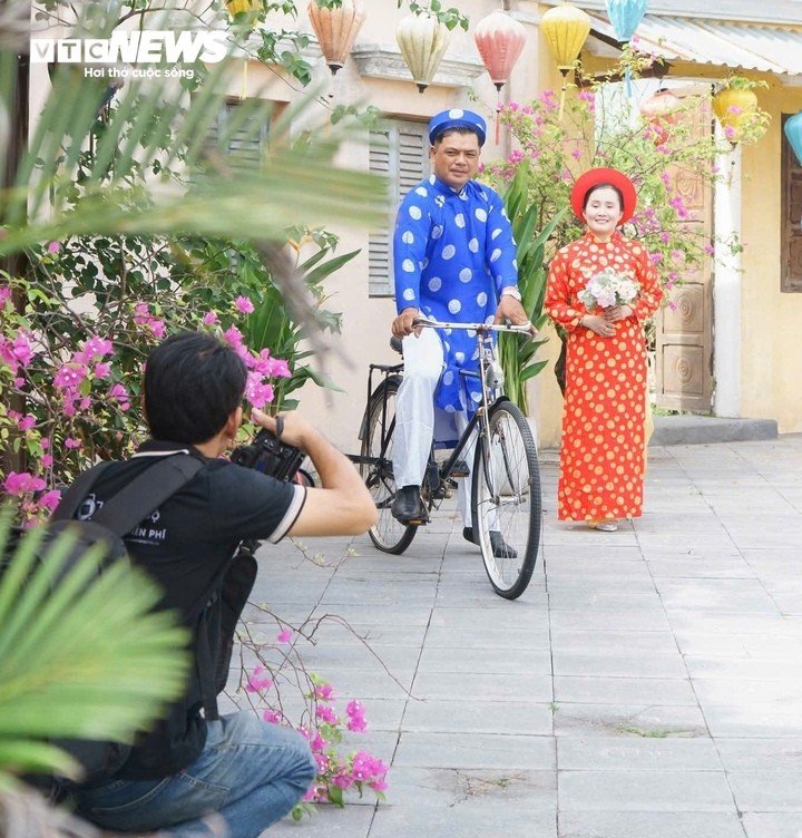 Với anh Liêng Trần Ngọc Trung Hiếu, mỗi bộ ảnh cưới trao đi là một kỷ niệm đẹp và sự sẻ chia dành cho những người bắt đầu cuộc sống hôn nhân còn nhiều khó khăn.