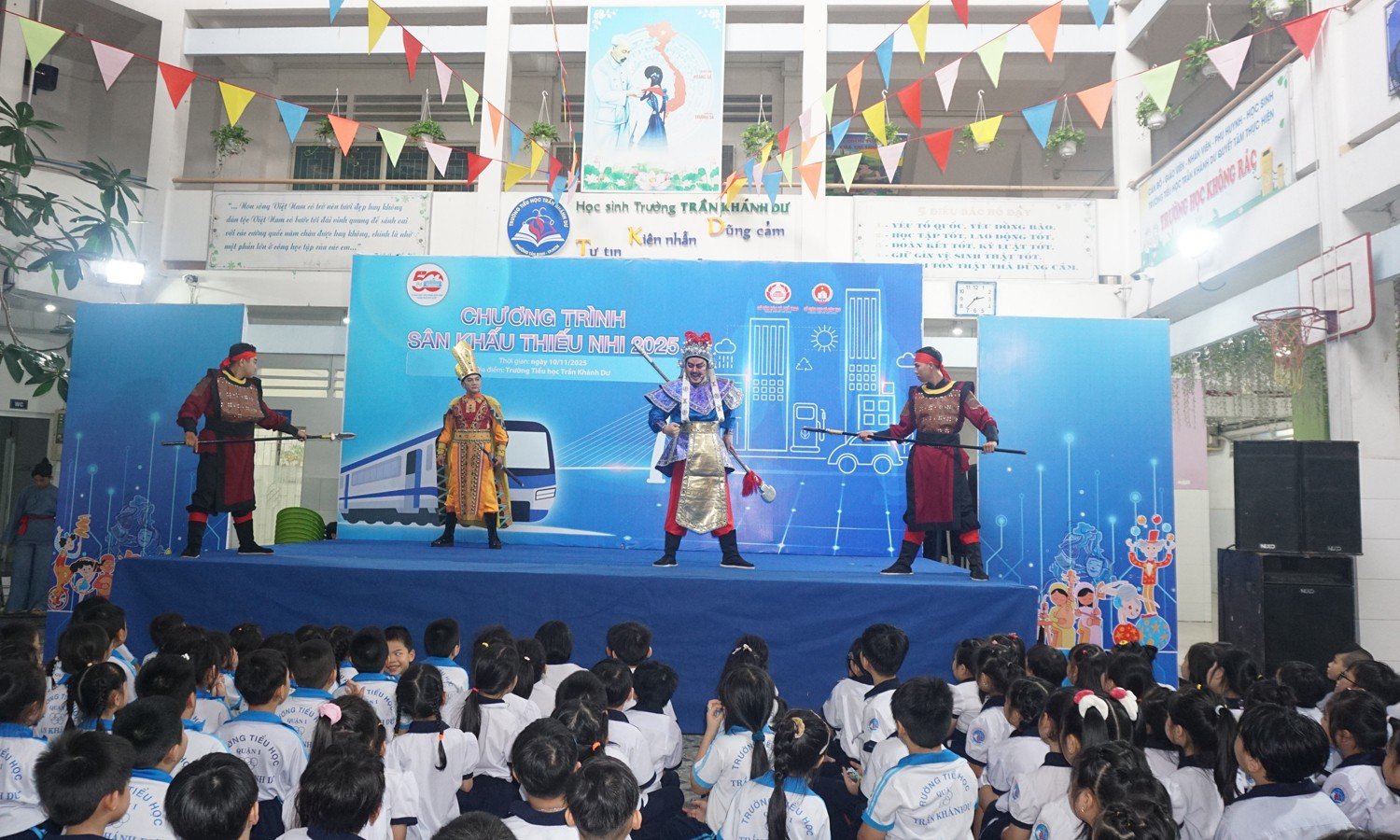 Học sinh Trường Tiểu học Trần Khánh Dư (phường Tân Định, TP.HCM) học hát cải lương dưới sự hướng dẫn của các nghệ sĩ cải lương, hồi tháng 11/2025.