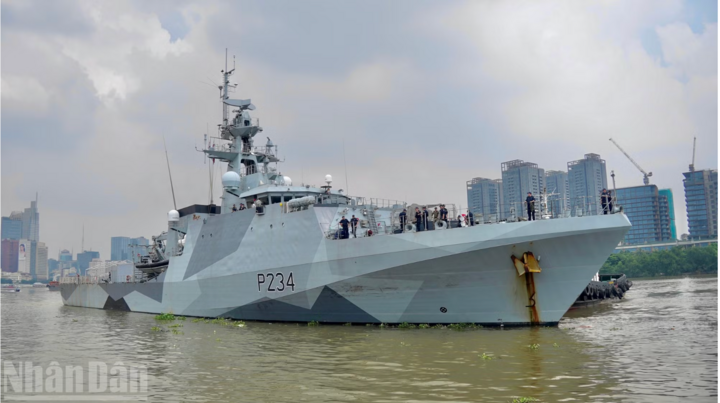 Tàu Hải quân Hoàng gia Anh cập cảng Sài Gòn. (Ảnh: Báo Nhân Dân)