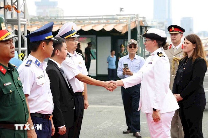 Đại tá Phạm Tiến Dũng, Phó Tham mưu trưởng Bộ Tư lệnh Vùng 2 Hải quân Việt Nam chào mừng Trung tá Hải quân Helen Taylor, Sỹ quan chỉ huy tàu HMS SPEY. Ảnh: TTXVN