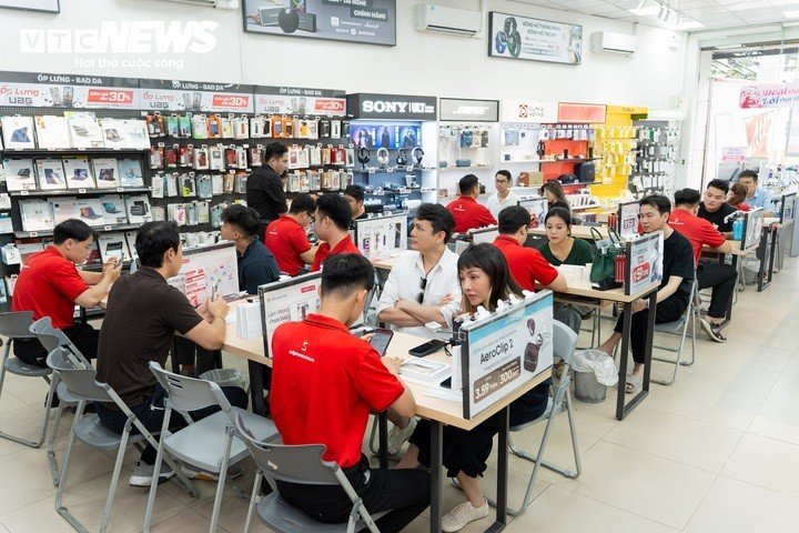 Những chủ nhân iPhone Duo đầu tiên tại Việt Nam nhận máy - 1
