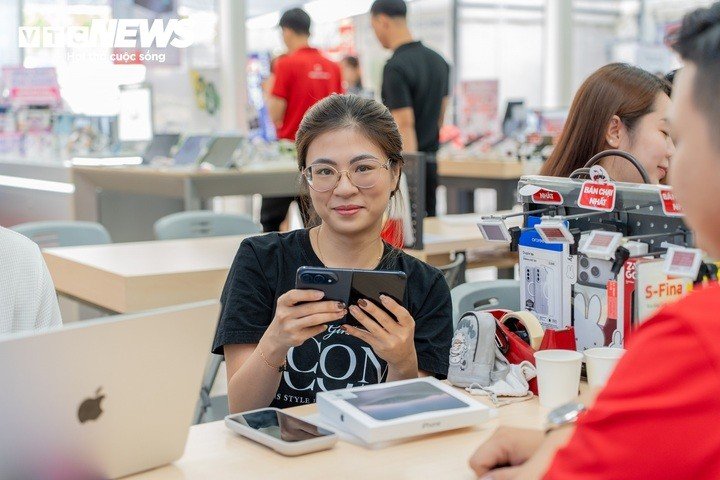 Những chủ nhân iPhone Duo đầu tiên tại Việt Nam nhận máy - 2