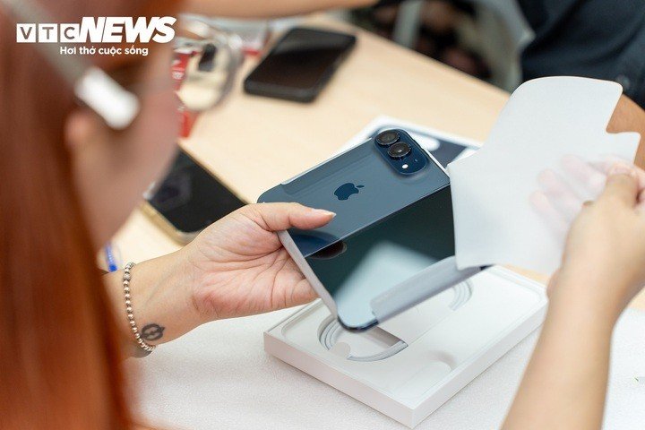 Những chủ nhân iPhone Duo đầu tiên tại Việt Nam nhận máy - 3