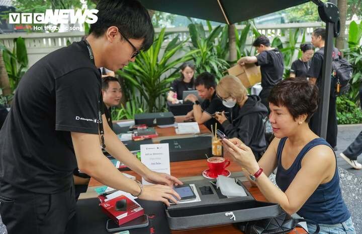 Những chủ nhân iPhone Duo đầu tiên tại Việt Nam nhận máy - 4