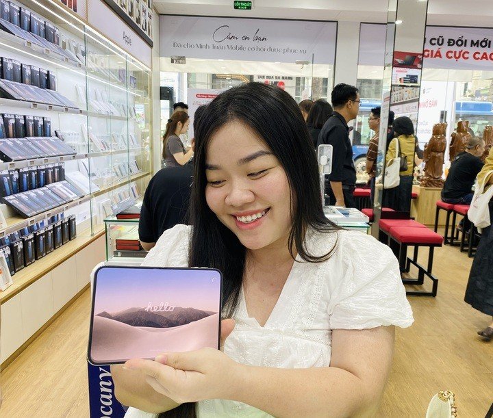 Chị Vân Anh di chuyển 100 km đến trung tâm TP.HCM để nhận iPhone Duo. (Ảnh: Đại Việt)