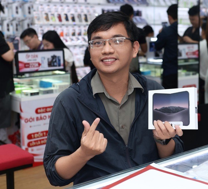 Những chiếc iPhone Duo đầu tiên được giao trong ngày 23/10. (Ảnh: Đại Việt)