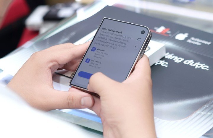 Người dùng mở máy sử dụng. (Ảnh: Đại Việt)