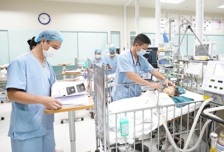 Bác sĩ Bệnh viện Nhi Trung ương thăm khám cho trẻ sau ca ghép gan. (Ảnh BVCC)