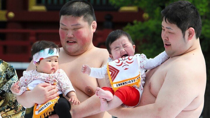 Em bé bị dọa khóc trong lễ hội Naki Sumo tại Nhật Bản. (Ảnh: Getty Img)