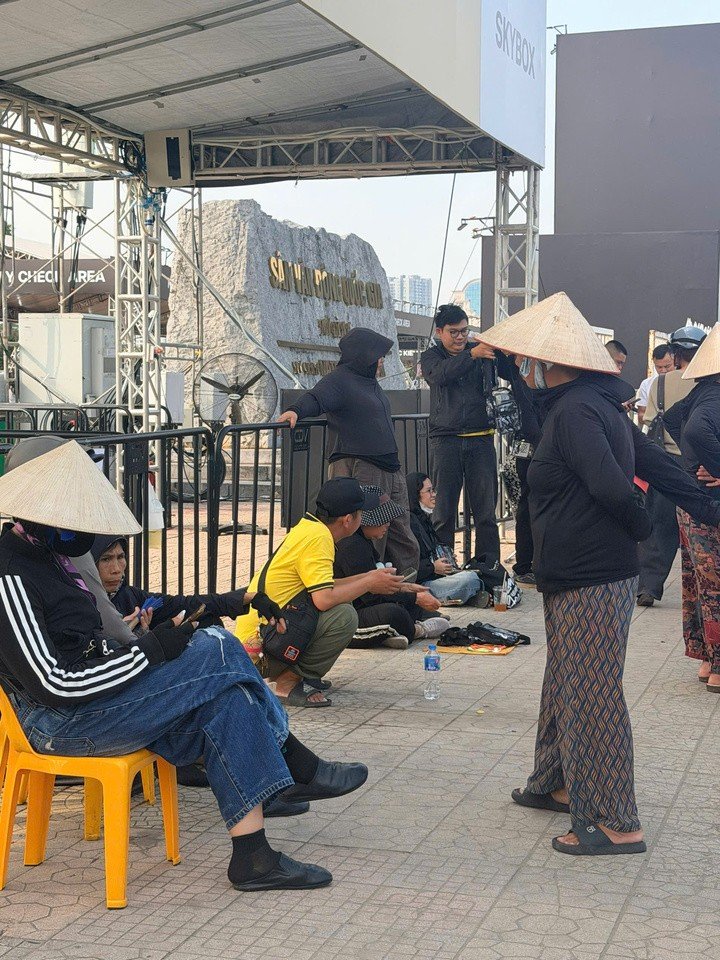 Các nhóm rao bán và thu mua vé concert BIGBANG diễn ngay tại sân.