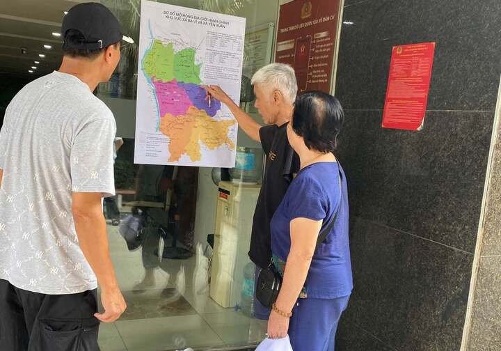 Người dân phường Kim Liên nghiên cứu Đề án điều chỉnh địa giới đơn vị hành chính.