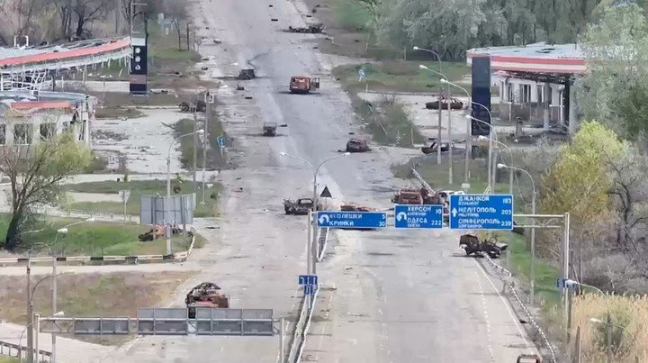 Hình ảnh trích từ video quay bằng máy bay không người lái ghi lại cảnh những phương tiện bị phá huỷ nằm trên một con đường tại thành phố Oleshky. (Ảnh: Reuters)
