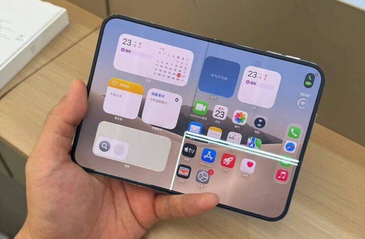 Một mẫu iPhone Duo bị sọc màn hình tại vị trí gập.
