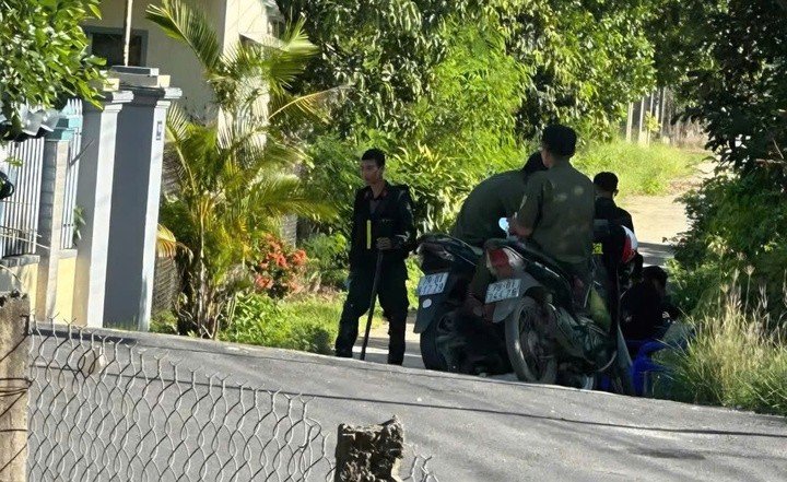 Các tuyến đường dẫn vào khu dân cư lân cận cũng được tăng cường kiểm soát.