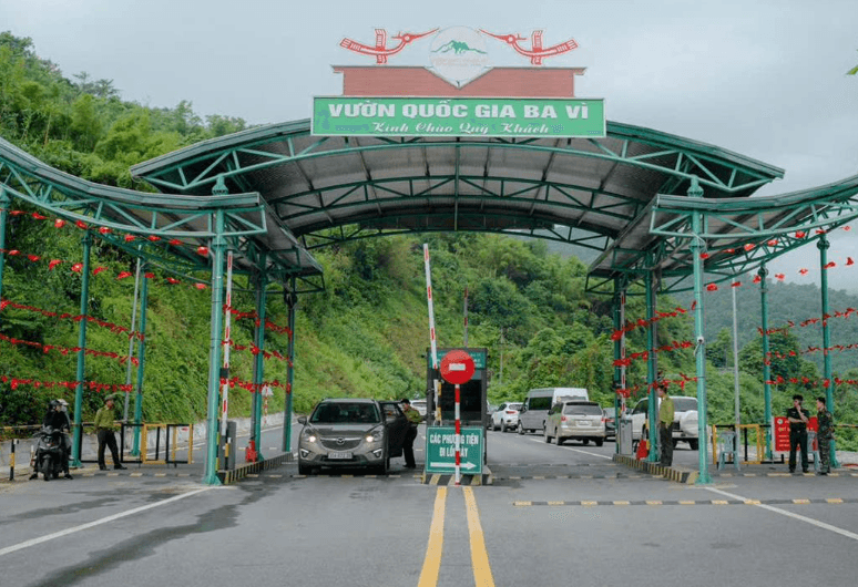 Kiểm soát vé vào Vườn Quốc gia Ba Vì. Ảnh: