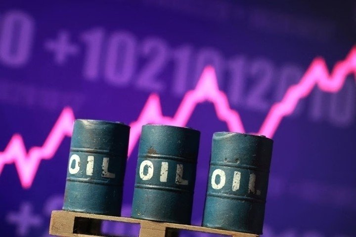 Giá dầu hôm nay tiếp tục vượt 100 USD/thùng. (Ảnh minh họa: Reuters)