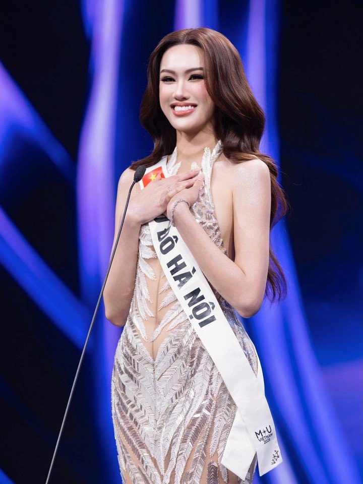 Á hậu 1 Trịnh Mỹ Anh cũng bị tạm dừng các hoạt động biểu diễn trên sân khấu trong 3 tháng.