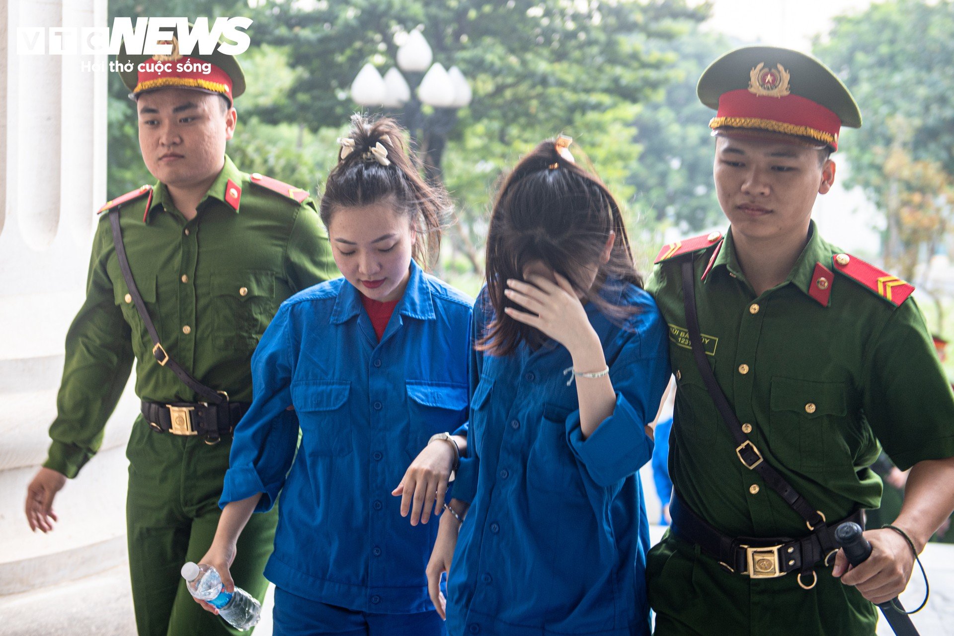 Cảnh sát dẫn giải Shark Bình và 'ông trùm' lừa đảo Mr Pips vào phòng xét xử - 9