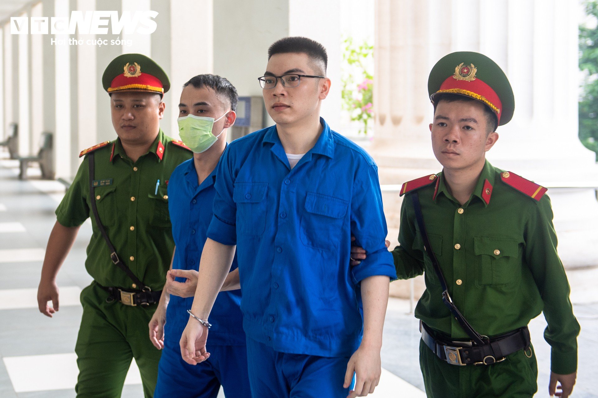 Cảnh sát dẫn giải Shark Bình và 'ông trùm' lừa đảo Mr Pips vào phòng xét xử - 13