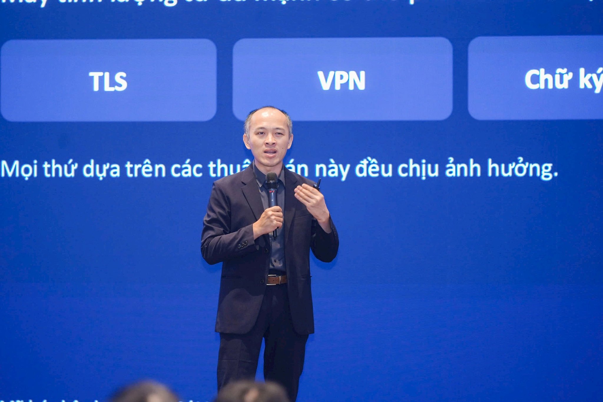 Chuyên gia Vũ Ngọc Sơn chia sẻ về lộ trình chuyển đổi hậu lượng tử cho doanh nghiệp trong nước. Ảnh: Tuấn Bùi