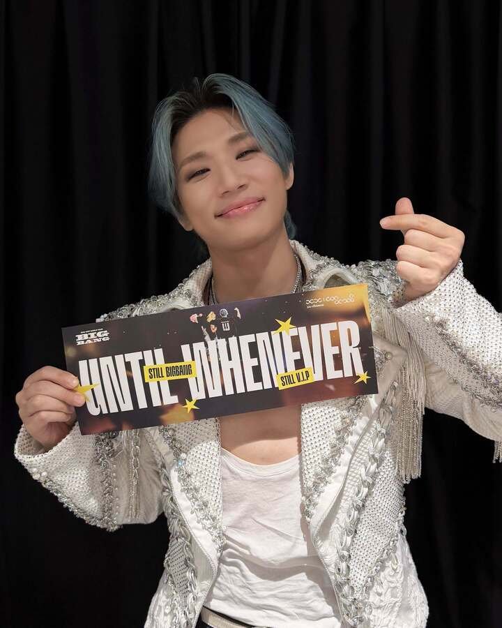Daesung là một trong những thành viên sớm cập nhật hình ảnh sau sự kiện. Nam ca sĩ đăng tải khoảnh khắc chụp cùng hai banner cầm tay do cộng đồng người hâm mộ G-Dragon tại Việt Nam thực hiện. Trên banner là những thông điệp “BigBang is back” và “Until Whenever, Still BigBang Still V.I.P”, thể hiện tình cảm của người hâm mộ dành cho nhóm