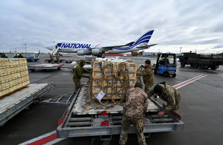 Binh sĩ Ukraine bốc dỡ hàng viện trợ của Mỹ tại sân bay Kiev năm 2022. (Ảnh: Getty)