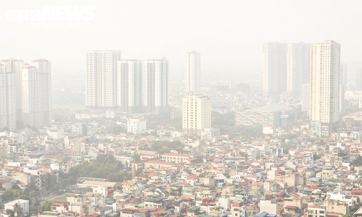 Bầu trời Hà Nội chìm trong bụi mịn sáng 27/10, ảnh hưởng trực tiếp đến sức khỏe người dân.