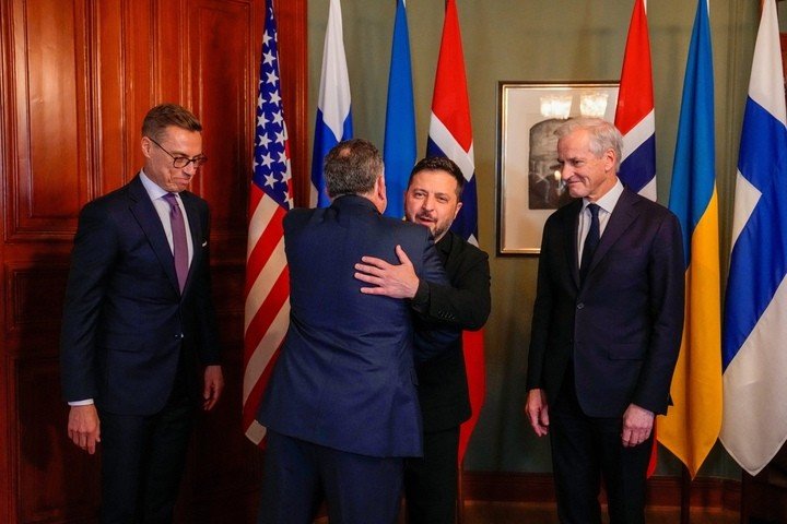 Tổng thống Ukraine Volodymyr Zelenskiy ôm đặc phái viên Mỹ Steve Witkoff bên cạnh Thủ tướng Na Uy Jonas Gahr Store và Tổng thống Phần Lan Alexander Stubb tại Oslo, Na Uy.
