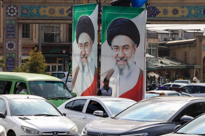 Hình ảnh Lãnh tụ tối cao Iran Mojtaba Khamenei xuất hiện trên đường phố. (Ảnh: Getty)