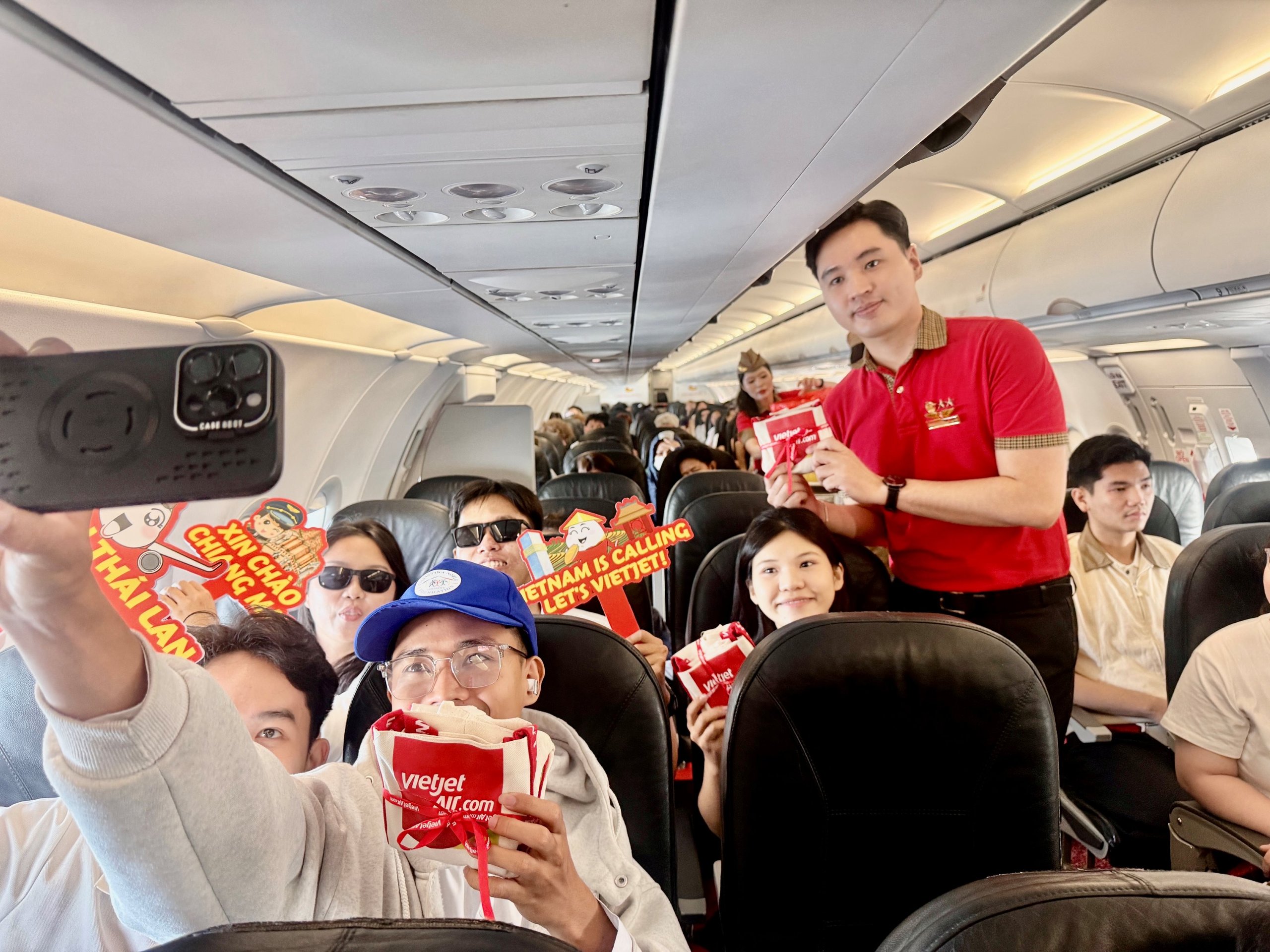 28-1793170295-vietjet-khai-truong-duong-bay-tphcm-chiang-mai