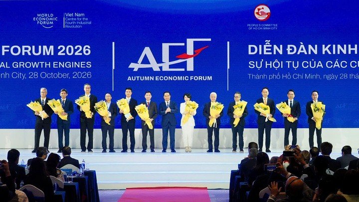 Chủ tịch UBND TP.HCM Nguyễn Văn Được trao chứng nhận đầu tư cho 12 dự án.