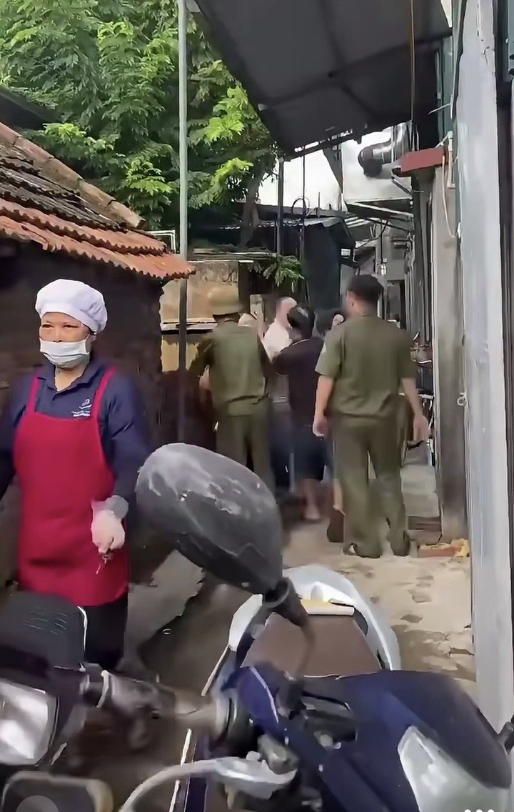 Phụ huynh tập trung trước cửa kho của công ty cung cấp thực phẩm yêu cầu kiểm tra. (Ảnh: Cắt từ clip)