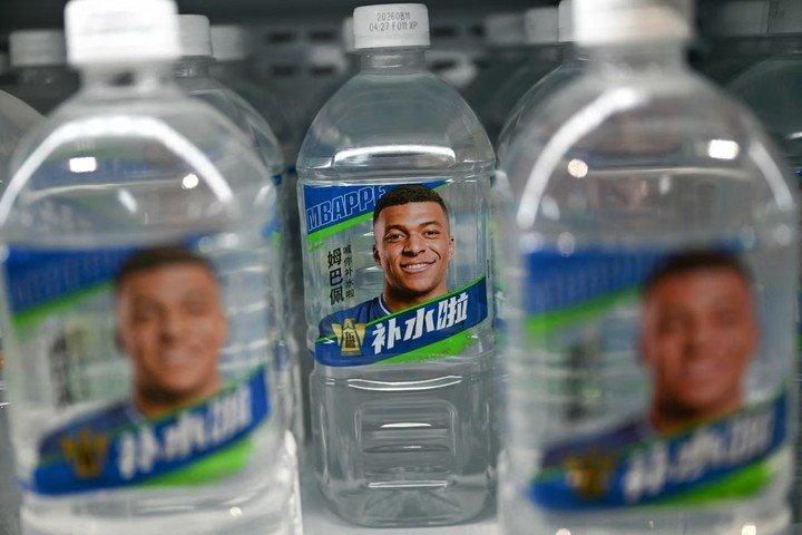 Hình ảnh Kylian Mbappe trên các chai nước của thương hiệu nước uống thể thao Bushuila. (Ảnh: Le Monde)