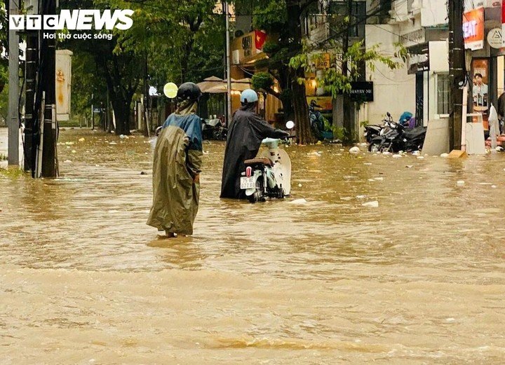 Thời điểm này năm ngoái TP Huế đang diễn ra đợt mưa lũ lịch sử.