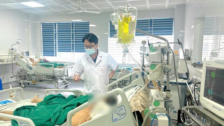Dù qua giai đoạn nguy kịch, người bệnh vẫn còn yếu cơ toàn thân, tiếp tục phải duy trì hỗ trợ thở máy.