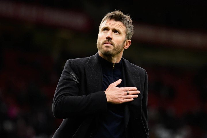 HLV Michael Carrick khẳng định Bruno Fernandes tiếp tục giữ băng đội trưởng Man Utd. (Ảnh: AP)