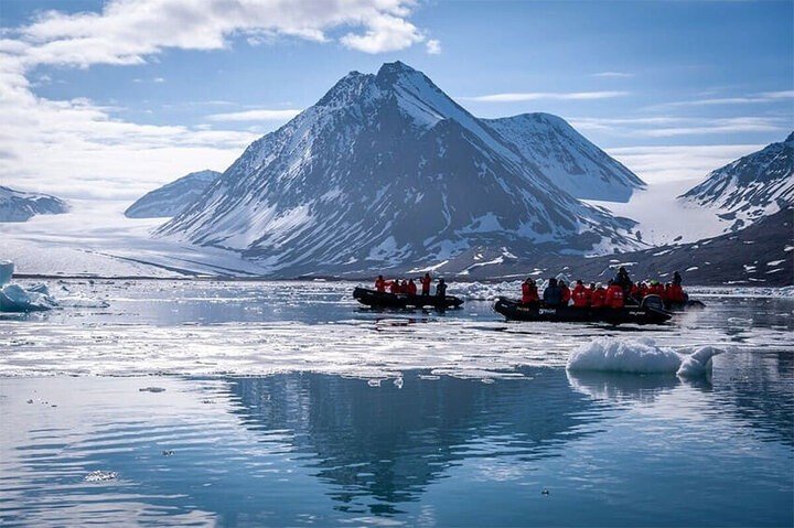 Vẻ đẹp “siêu thực” của thị trấn Longyearbyen. (Ảnh: Poseidonexpeditions)