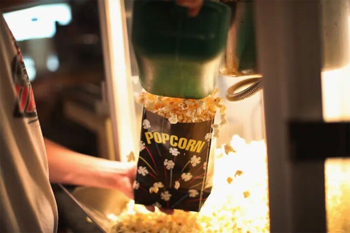 Tại sao rạp chiếu phim luôn bán bỏng ngô thay vì các món ăn vặt khác? (Ảnh: Eater)