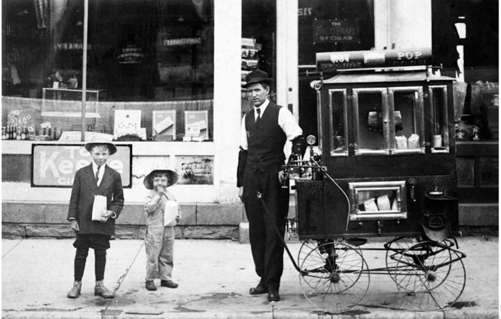 Một người bán bỏng ngô dạo trên đường phố Mỹ đầu thế kỷ 20. (Ảnh: History)