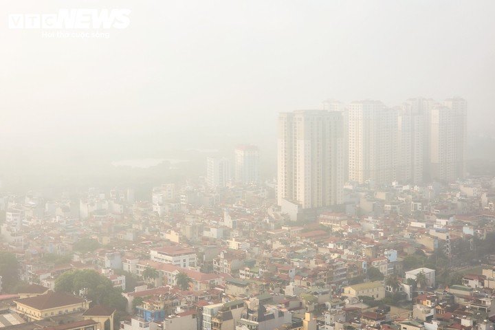 Lớp sương mù dày đặc bao phủ khu vực nội đô Hà Nội, khiến các tòa nhà cao tầng như chìm vào màn sương trắng đục, sáng 31/10.