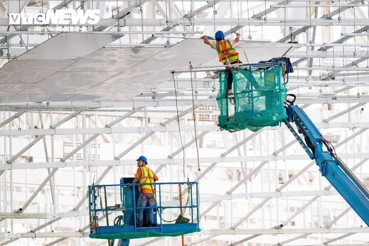 Theo báo cáo tiến độ cuối tháng 10/2026, phần kết cấu thép mái chính hoàn thành 100%, kết cấu bê tông khu nhà ga chính đã đạt 95%, hai cánh nhà ga (Pier) đạt 90%. Các hạng mục này tạo nên bộ khung chịu lực chính của công trình, làm cơ sở triển khai hệ mái, mặt dựng và hoàn thiện kiến trúc. Ngoài ra, phần xây trát hoàn thiện đạt 95%, phần cơ điện hoàn thành 70%. Tại tầng 1, phần trần, hệ thống cơ điện, phòng cháy, chữa cháy đang được lắp đặt hoàn thiện. Bên trong nhà ga T2, hệ thống xử lý hành lý tự động (BHS) đạt 75% tiến độ. Hệ thống xử lý hành lý tự động dài hơn 8km (giai đoạn 1), trải qua 3 tầng của nhà ga, được tích hợp các công nghệ tiên tiến nhất, với các công đoạn tiếp nhận, soi chiếu, phân loại và vận chuyển hành lý, giúp nâng cao năng lực phục vụ khi nhà ga đi vào hoạt động. Đến nay dây chuyền đang được vận hành thử nghiệm một phần để kiểm tra, hiệu chỉnh. Tại khu bay, đường cất hạ cánh số 2 và hệ thống đường lăn đã hoàn thành 100% khối lượng thi công theo báo cáo dự án. Sân đỗ 1C cũng được đưa vào khai thác, đánh dấu bước tiến trong quá trình nâng cấp hạ tầng hàng không Phú Quốc. Sau khi hoàn tất bay hiệu chuẩn và trải qua các bước kiểm tra nghiêm ngặt, đường cất hạ cánh số 2 đã chính thức đón chuyến bay thương mại đầu tiên vào ngày 29/10. Việc đưa đường băng mới vào khai thác giúp sân bay Phú Quốc duy trì hoạt động trong quá trình nâng cấp đường băng hiện hữu, đồng thời đáp ứng nhu cầu vận chuyển hàng không khi tần suất chuyến bay mùa đông 2026-2027 dự kiến tăng khoảng 34%. Song song với các hạng mục khu bay, công tác thi công tại hệ thống sân đỗ tiếp tục được triển khai. Để đáp ứng tiến độ đề ra, có khoảng 7.969 kỹ sư, công nhân và nhân sự đang ngày đêm làm việc trên công trường, tập trung thi công các hạng mục quan trọng của dự án. Ngoài ra, các nhà thầu cũng huy động hàng trăm máy móc, thiết bị trên công trường. Cách nhà ga T2 không xa, nhà ga VIP đã hoàn thành 100% kết cấu bê tông; phần kết cấu thép và lợp mái đạt 95%. Lấy cảm hứng từ hình tượng cá đại bàng biển, công trình được thiết kế phục vụ các nguyên thủ, lãnh đạo cấp cao và đoàn khách quốc tế tham dự APEC 2027. Được đầu tư đồng bộ theo tiêu chuẩn sân bay cấp 4E của ICAO, Cảng hàng không quốc tế Phú Quốc hướng tới khai thác đồng thời hai đường băng và nhà ga T2 từ tháng 5/2027, đáp ứng các dòng máy bay thân rộng như Boeing 787, Airbus A350. Khi hoàn thành đưa vào khai thác, dự án đặt mục tiêu nâng công suất lên 20-24 triệu hành khách/năm trước thềm APEC 2027 và đến năm 2030, hướng tới 50 triệu hành khách/năm vào năm 2050, từng bước đưa Phú Quốc trở thành cửa ngõ hàng không quốc tế.