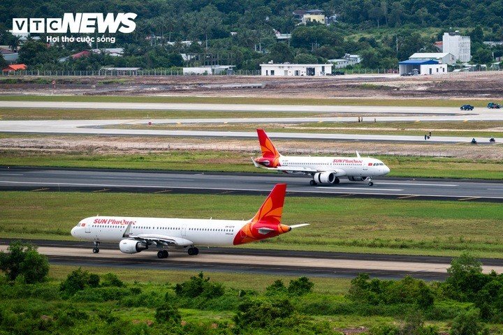 Tại khu bay, đường cất hạ cánh số 2 và hệ thống đường lăn đã hoàn thành 100% khối lượng thi công theo báo cáo dự án. Sân đỗ 1C cũng được đưa vào khai thác, đánh dấu bước tiến trong quá trình nâng cấp hạ tầng hàng không Phú Quốc. Sau khi hoàn tất bay hiệu chuẩn và trải qua các bước kiểm tra nghiêm ngặt, đường cất hạ cánh số 2 đã chính thức đón chuyến bay thương mại đầu tiên vào ngày 29/10. Việc đưa đường băng mới vào khai thác giúp sân bay Phú Quốc duy trì hoạt động trong quá trình nâng cấp đường băng hiện hữu, đồng thời đáp ứng nhu cầu vận chuyển hàng không khi tần suất chuyến bay mùa đông 2026-2027 dự kiến tăng khoảng 34%. Song song với các hạng mục khu bay, công tác thi công tại hệ thống sân đỗ tiếp tục được triển khai. Để đáp ứng tiến độ đề ra, có khoảng 7.969 kỹ sư, công nhân và nhân sự đang ngày đêm làm việc trên công trường, tập trung thi công các hạng mục quan trọng của dự án. Ngoài ra, các nhà thầu cũng huy động hàng trăm máy móc, thiết bị trên công trường. Cách nhà ga T2 không xa, nhà ga VIP đã hoàn thành 100% kết cấu bê tông; phần kết cấu thép và lợp mái đạt 95%. Lấy cảm hứng từ hình tượng cá đại bàng biển, công trình được thiết kế phục vụ các nguyên thủ, lãnh đạo cấp cao và đoàn khách quốc tế tham dự APEC 2027. Được đầu tư đồng bộ theo tiêu chuẩn sân bay cấp 4E của ICAO, Cảng hàng không quốc tế Phú Quốc hướng tới khai thác đồng thời hai đường băng và nhà ga T2 từ tháng 5/2027, đáp ứng các dòng máy bay thân rộng như Boeing 787, Airbus A350. Khi hoàn thành đưa vào khai thác, dự án đặt mục tiêu nâng công suất lên 20-24 triệu hành khách/năm trước thềm APEC 2027 và đến năm 2030, hướng tới 50 triệu hành khách/năm vào năm 2050, từng bước đưa Phú Quốc trở thành cửa ngõ hàng không quốc tế.