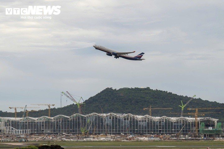 Được đầu tư đồng bộ theo tiêu chuẩn sân bay cấp 4E của ICAO, Cảng hàng không quốc tế Phú Quốc hướng tới khai thác đồng thời hai đường băng và nhà ga T2 từ tháng 5/2027, đáp ứng các dòng máy bay thân rộng như Boeing 787, Airbus A350. Khi hoàn thành đưa vào khai thác, dự án đặt mục tiêu nâng công suất lên 20-24 triệu hành khách/năm trước thềm APEC 2027 và đến năm 2030, hướng tới 50 triệu hành khách/năm vào năm 2050, từng bước đưa Phú Quốc trở thành cửa ngõ hàng không quốc tế.