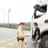 Liều chở quá tải để bù tiền xăng, tài xế xe tải bị CSGT phạt nặng