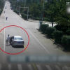 Tài xế Trung Quốc đuổi theo xe mất phanh để cứu người