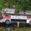 Xe khách chở 38 người lao xuống vực làm ít nhất 4 người chết