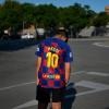 Cổ động viên nhí của Barca thẫn thờ khi Messi “mất tích”