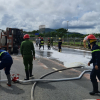 Giải cứu xe bồn chở gas bị lật tại cầu vượt Hòa Cầm