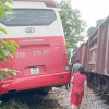 Xe chở học sinh va chạm với tàu hỏa ở Hà Nội do cố băng qua lối đi tự mở